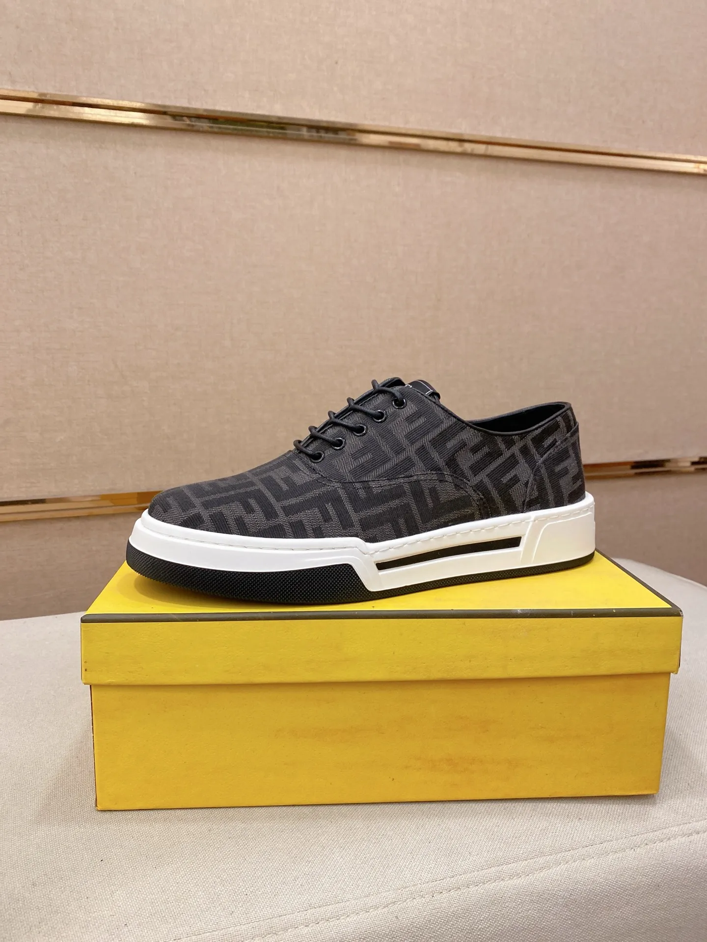Men's shoes 💰 420💰 (FENDI) New high-top 👊🏻 upper 🇮🇹 imported cowhide fabric 🇩🇪 lining imported sheepskin lining. The original outsole is molded to highlight the identity of every man, and the upper foot is stable and stable🚶🏻🚶🏻The high-end custom counters reproduce the original version📯No matter the wind or rain, the shoe last remains unchanged and can withstand the verification of time🔍️,🔵 Size: 38-44 (45 is custom-made and cannot be returned or exchanged